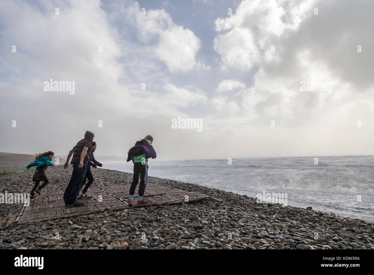 Newgale in Pembrokeshire, Großbritannien. 16. Oktober 2017. Der britische Wetter: Reste von Hurrikan ophelia Hit newgale in Pembrokeshire. Die Leute an der Küste bei starkem Wind und rauer See bei Flut zu erleben. Credit: Derek Phillips/alamy leben Nachrichten Stockfoto