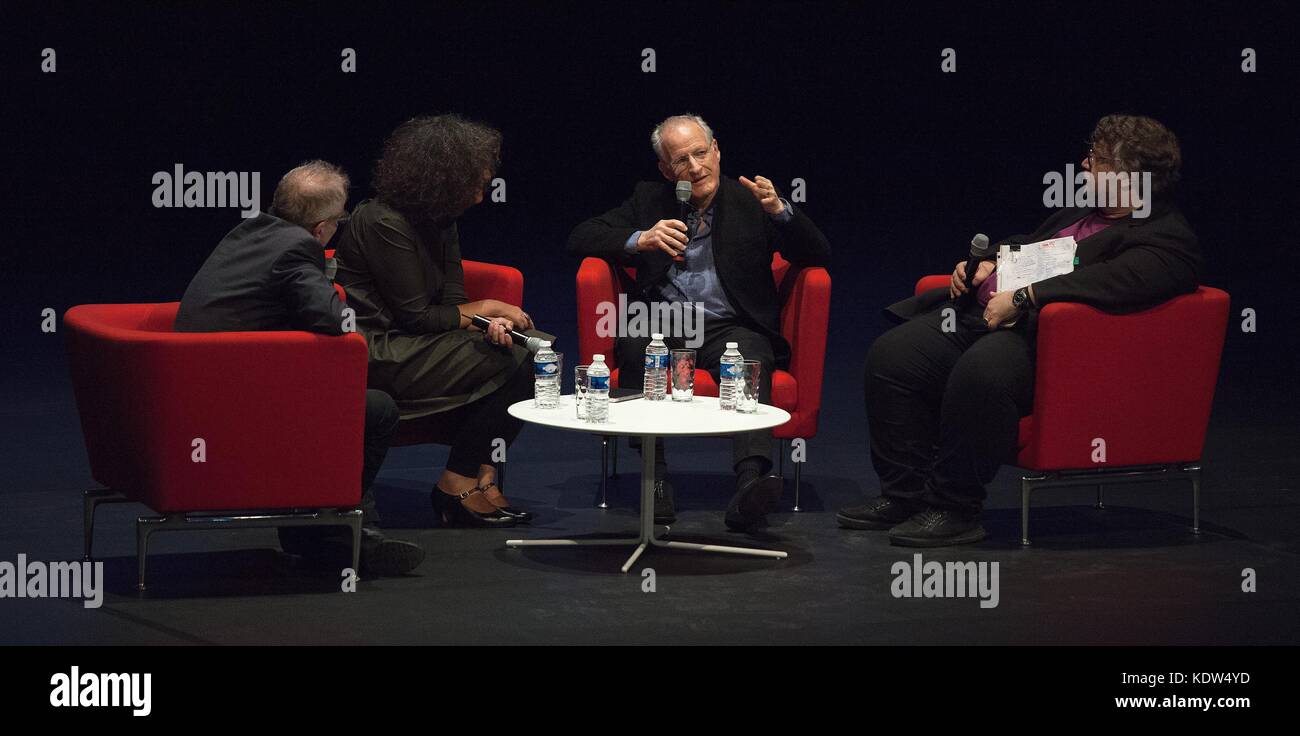 Lyon, Frankreich. Oktober 2017. Der US-amerikanische Regisseur Michael Mann (2. Von rechts) beantwortet Fragen vor der Vorstellung einer restaurierten 4K-Version seines Films „Heat“ aus dem Jahr 1995 beim 9. Jährlichen Festival Lumiere. Mann wurde von Festivaldirektor Thierry Fremaux (L) und mexikanischem Regisseur Guillermo del Toro (R) interviewt. Die Frau (2. L) ist Dolmetscherin. Quelle: James Colburn/ZUMA Wire/Alamy Live News Stockfoto