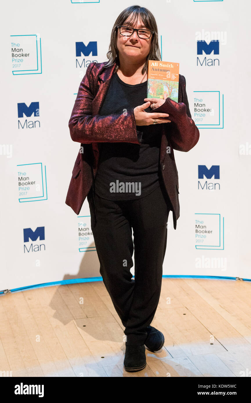 London, Großbritannien. 16 Okt, 2017. ali Smith stellt mit ihrem Buch Herbst bei einem Fotoshooting in der Royal Festival Hall in London, Großbritannien, auf okt. 16, 2017, einen Tag vor der Ansage der preisgekrönten Buch des Man Booker Prize 2017. Sechs romanautoren haben für den Man Booker Prize 2017 in die engere Wahl gezogen, ein literarischer Preis für den besten Roman in englischer Sprache verliehen. Credit: ray Tang/Xinhua/alamy leben Nachrichten Stockfoto