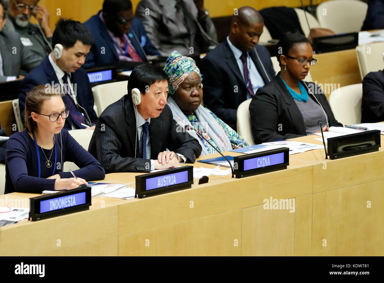 New York, USA. Oktober 2017. UN, Afrika-Woche im UN-Hauptquartier in New York. Oktober 2017. Wu Haitao (Front 2ndL), der Akademiker der chinesischen Mission bei den Vereinten Nationen, spricht während der Eröffnung der Afrikawoche im UN-Hauptquartier in New York am 16. Oktober 2017. Wu sagte, die internationale Gemeinschaft solle den Beitrag in Afrika erhöhen und die allgemeine wirtschaftliche und soziale Entwicklung auf dem Kontinent fördern. Quelle: Li Muzi/Xinhua/Alamy Live News Stockfoto