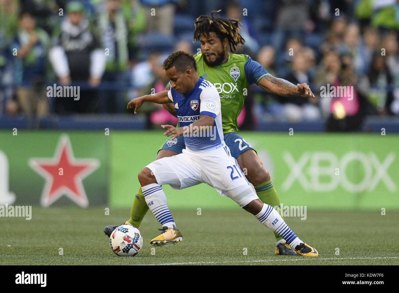 Seattle, Washington, USA. 15 Okt, 2017. Signalgeber Verteidiger ROMAN TORRES (29) Herausforderungen Dallas Mittelfeldspieler Michael BARRIOS (21) als FC Dallas besucht den Seattle Sounders für ein MLS-Match im Century Link Feld in Seattle, WA. Credit: Jeff Halstead/ZUMA Draht/Alamy leben Nachrichten Stockfoto