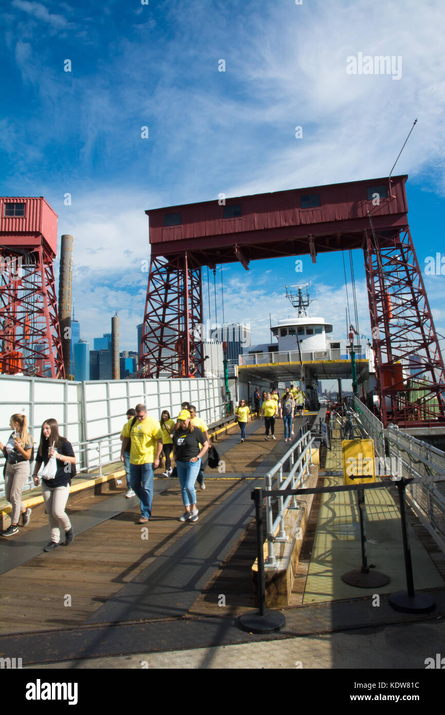 Touristen und Besucher kommen aus der Governors Island Governors Island Fähre, Manhattan, New York, NY, USA Stockfoto