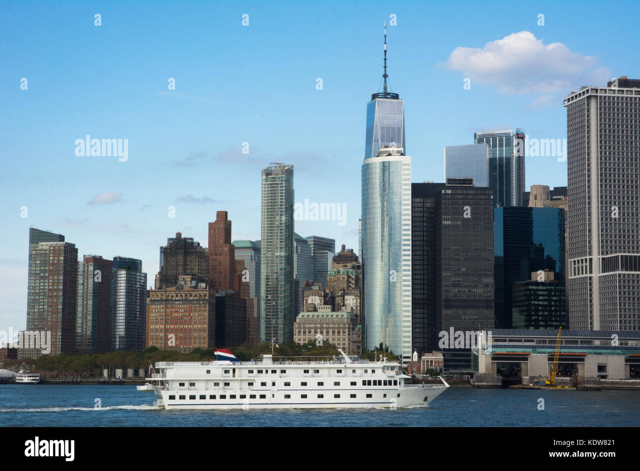 Eine Passagierfähre route, dass der Transport von Pendler und Touristen in den Hafen von New York mit der Skyline der Stadt, darunter das One World Trade Center. Stockfoto