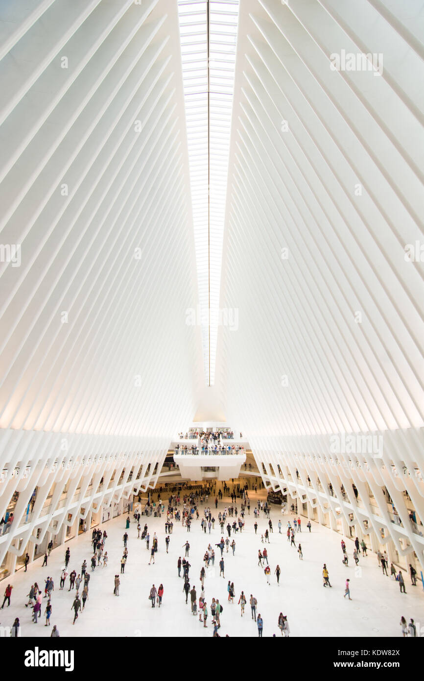 Die beeindruckende Architektur des Oculus am World Trade Center Verkehrsknotenpunkt in New York City, United States Stockfoto