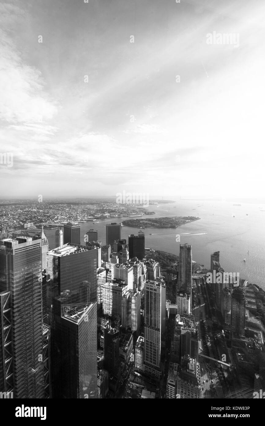 Weit reichende Aussicht auf die Skyline von Manhattan von einer Welt Sternwarte, am World Trade Center, New York, NY, USA Stockfoto