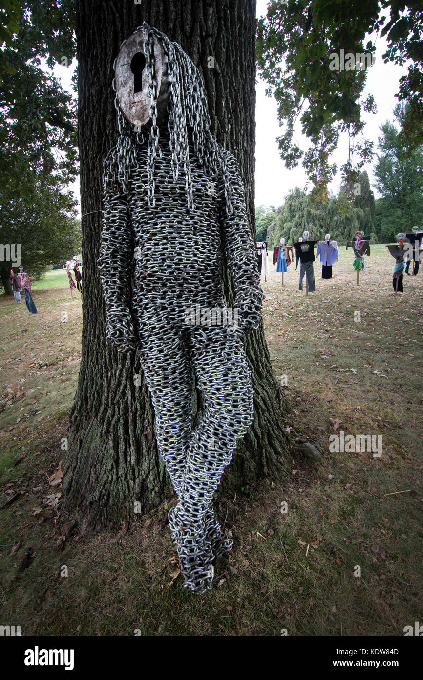 Ein Kunstwerk von einer Person gestaltete aus Kettenglied, und eine Sperre für ein Gesicht, auf dem Gelände der Lyndhurst Villa, in der Ihre Halloween Skulptur Garten 2017 Stockfoto