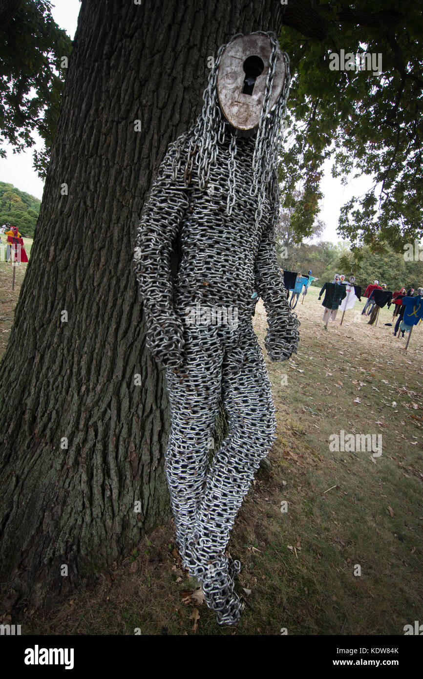 Ein Kunstwerk von einer Person gestaltete aus Kettenglied, und eine Sperre für ein Gesicht, auf dem Gelände der Lyndhurst Villa, in der Ihre Halloween Skulptur Garten 2017 Stockfoto