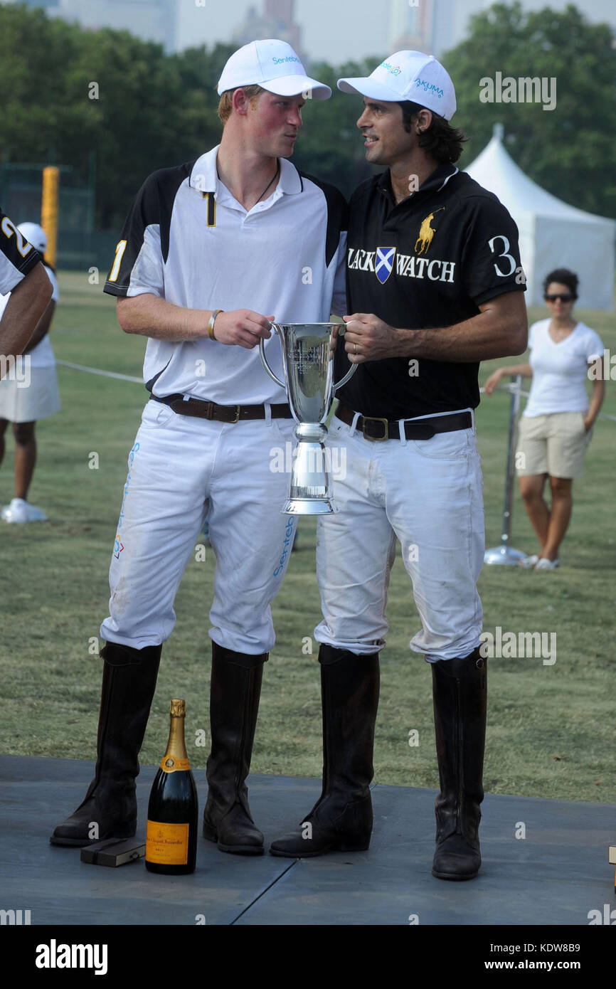 New YORK - 27. JUNI: HRH Prince Harry tritt während des 3. Jährlichen Veuve Clicquot Polo Classic auf Governors Island am 27. Juni 2010 in New York City an. Personen: Prince HarryPrince Harry Nacho Figueras Transmission Ref: MNC1 Credit: Hoo-Me.com/MediaPunch ***NO UK*** Stockfoto