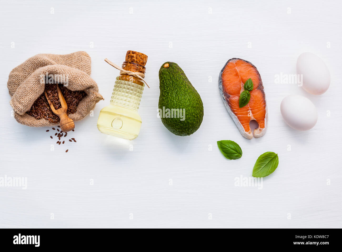 Auswahl essen Quellen von Omega 3 und ungesättigte Fette. super Essen hohen Vitamin E und Ballaststoffe für gesundes Essen. Leinsamen in Hanf sack Sack, Oliven Stockfoto