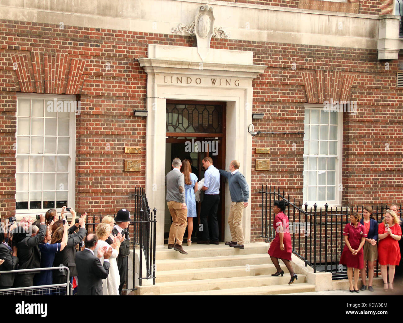London, ENGLAND - 23. JULI: Prinz William, Herzog von Cambridge und Catherine, Herzogin von Cambridge, verlassen Den Lindo Flügel mit ihrem neugeborenen Sohn am 23. Juli 2013 im St Mary's Hospital in London, England. Die Duchess of Cambridge hat gestern um 16.24 Uhr einen Jungen mit einem Gewicht von 8 lb 6 oz und Prinz William an ihrer Seite geboren. Das noch nicht benannte Baby steht an dritter Stelle in der Thronfolge und wird zum Prinz von Cambridge. Personen: Prince WILLIAM  CATHERINE MIDDLETON Transmission Ref: MNCUK1 Credit: Hoo-Me.com/MediaPunch ***NO UK*** Stockfoto