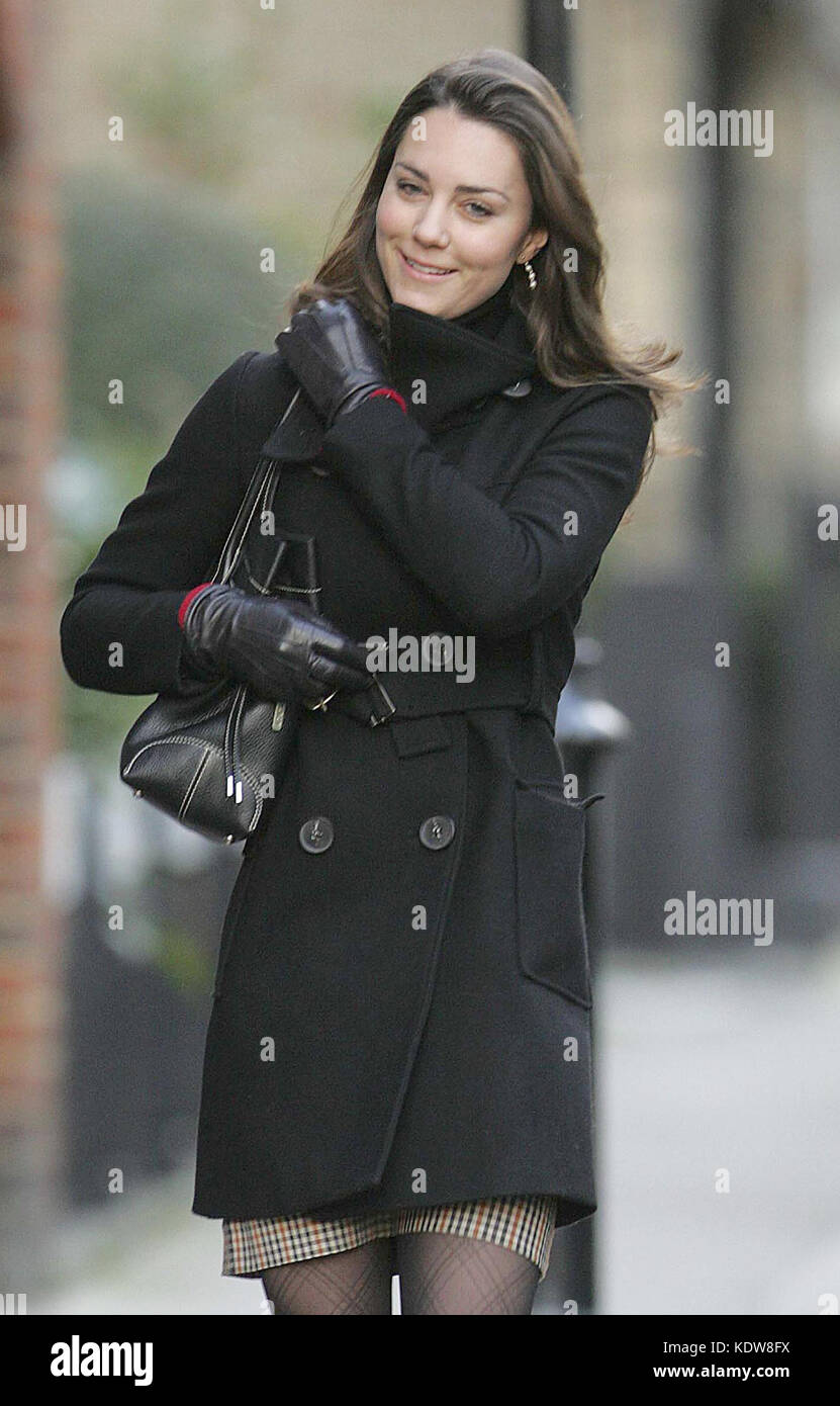 Prinz William's Freundin Kate Middleton bekommt auf ihrem Weg zur Arbeit eine Polizeieskorte am frühen Morgen. London, Großbritannien. 04/01/2007 Personen: Kate Middleton Prince William Kredit: Hoo-Me.com/MediaPunch ***KEIN UK*** Stockfoto