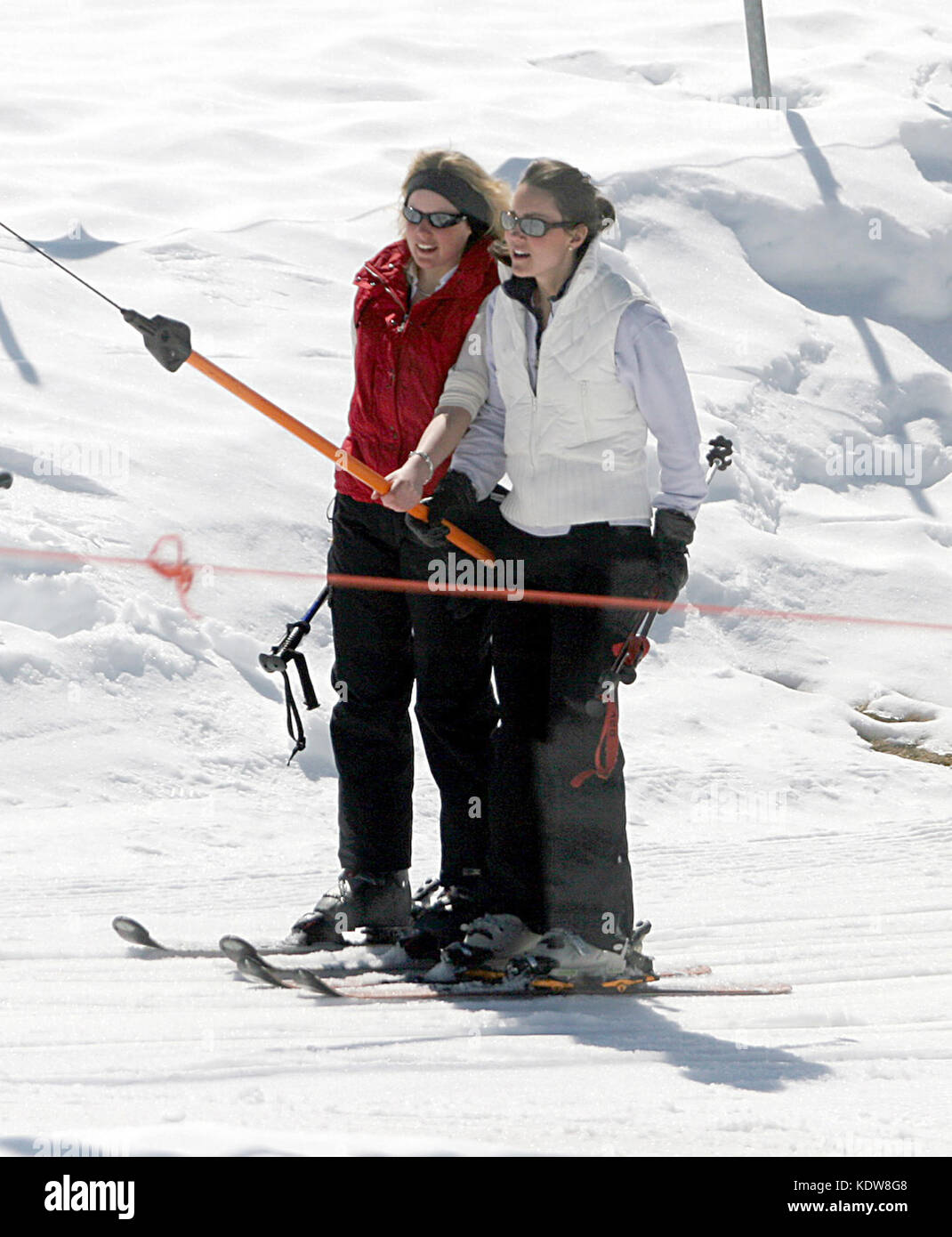 Prinz William und seine langjährige Freundin Kate Middleton auf den Skipisten von Klosters in der Schweiz. 04.02.05 Personen: Kate Middleton Prince William Kredit: Hoo-Me.com/MediaPunch ***KEIN UK*** Stockfoto