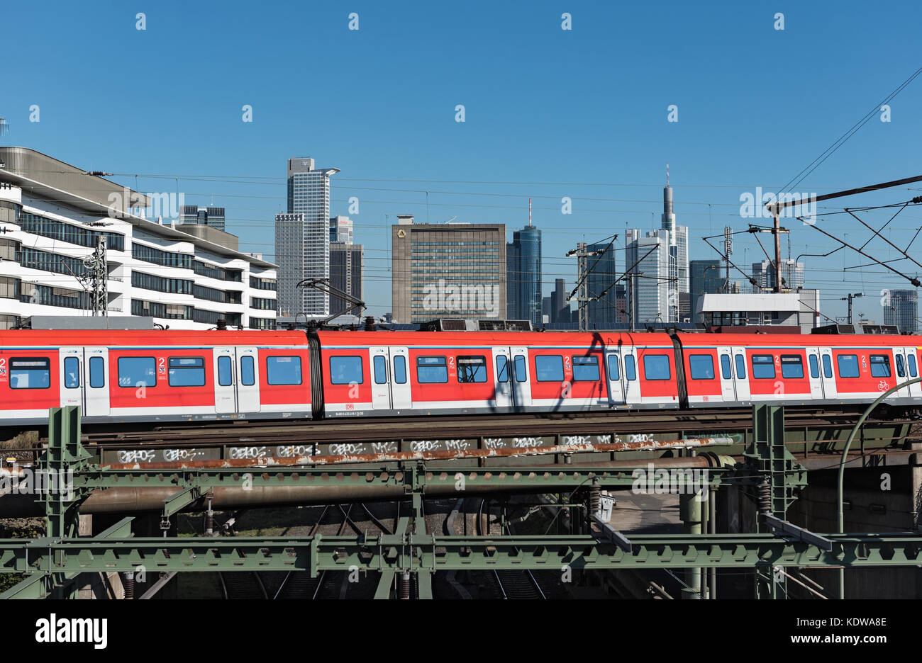 Wolkenkratzer und die Bahn Luftbild von Frankfurt Hauptbahnhof Stockfoto