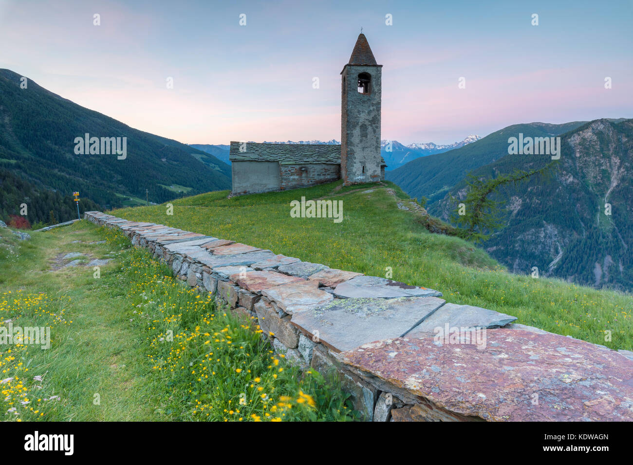 Alte Kirche bei Sonnenaufgang, Alp San Romerio, Brusio, Kanton Graubünden, Poschiavotal, Schweiz Stockfoto