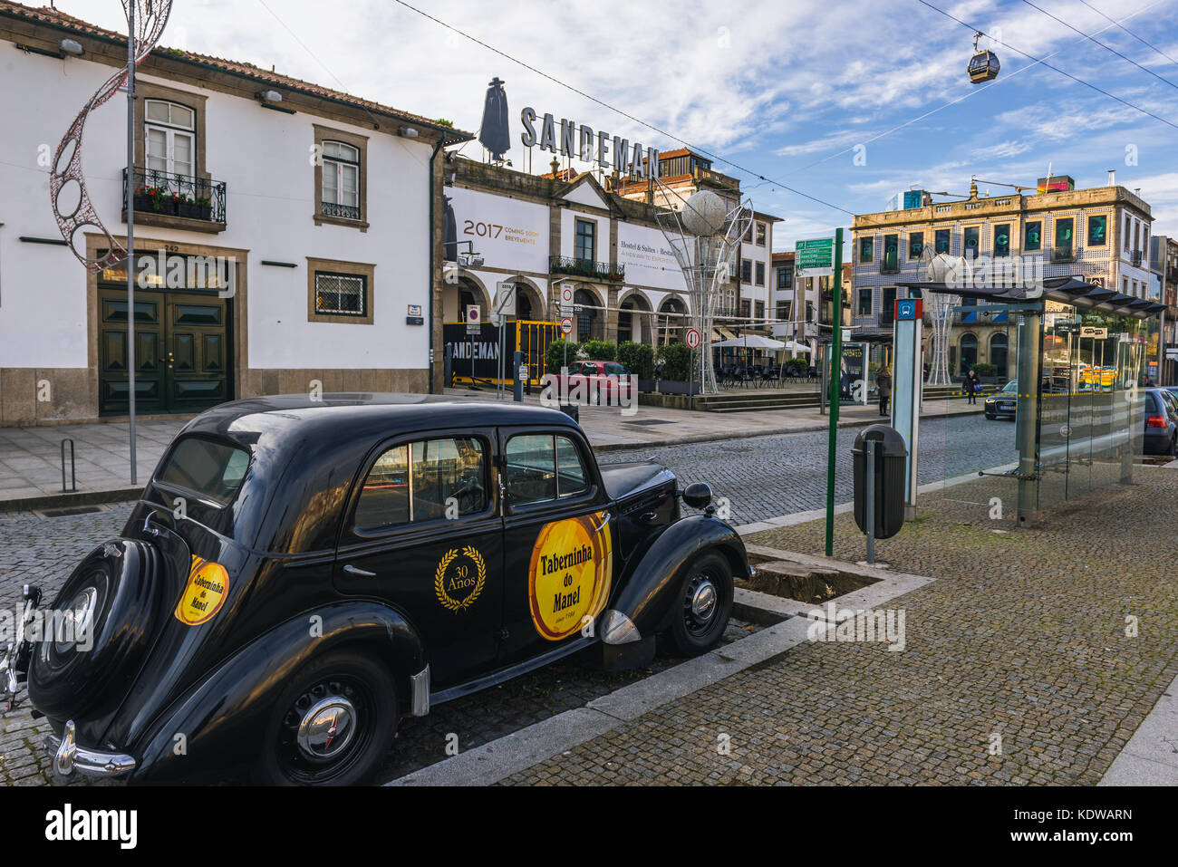 Vauxhall 12 altes Auto mit Logo von Taberninha do Manel Restaurant auf Diogo Leite Avenue in Vila Nova de Gaia Stadt Portugal Stockfoto