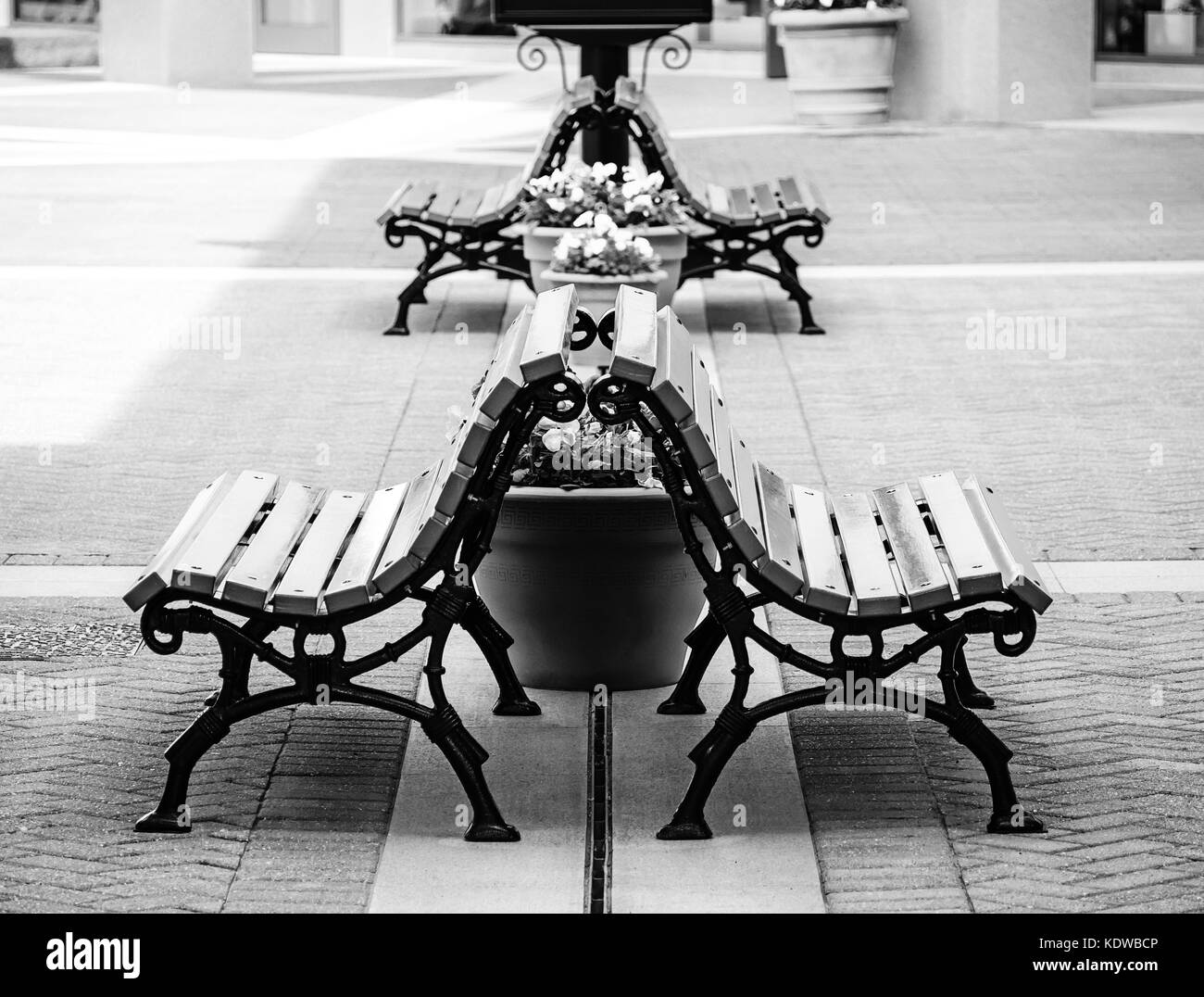 Leere Stadt Bänke und Töpfe mit Blumen, geringe Tiefenschärfe. Schwarz und Weiß. Stockfoto