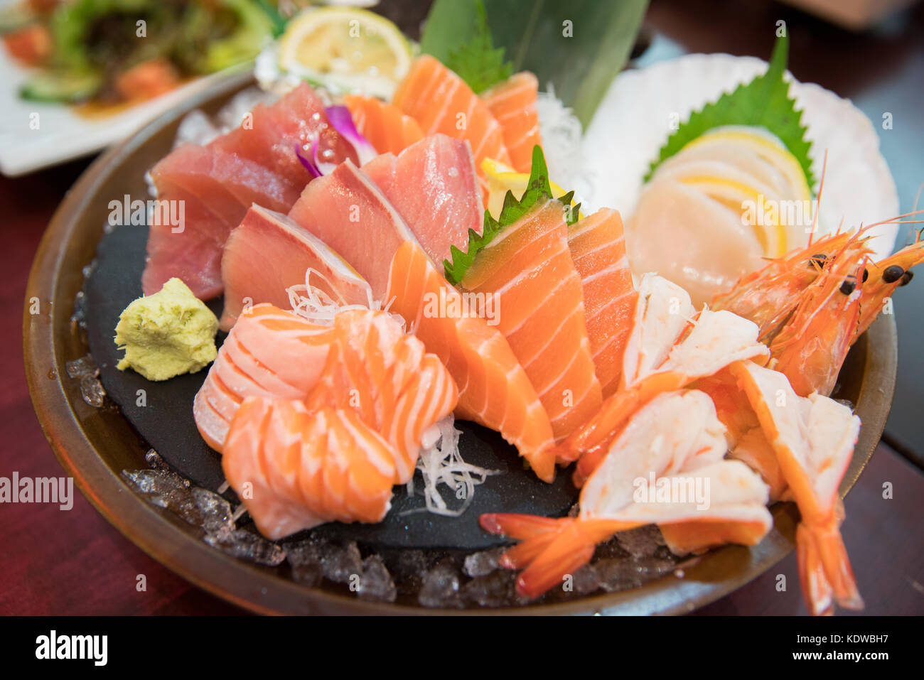 Sashimi mit verschiedenen frischen Fisch set in Scheiben geschnitten auf Platte, close-up Stockfoto