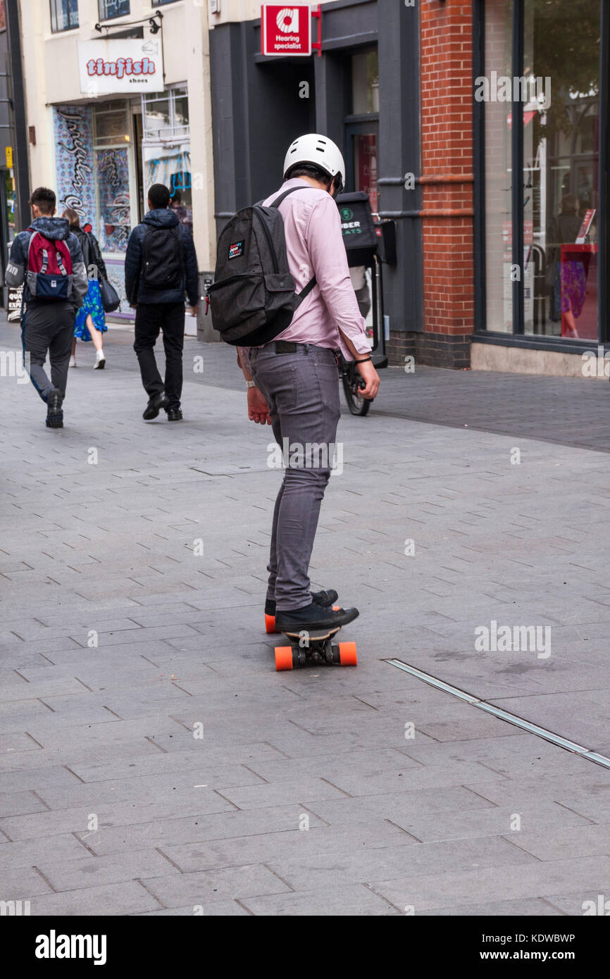 Ein junger Mann, der im Einkaufszentrum in Leicester, England, Großbritannien, Rollschuh laufen kann Stockfoto