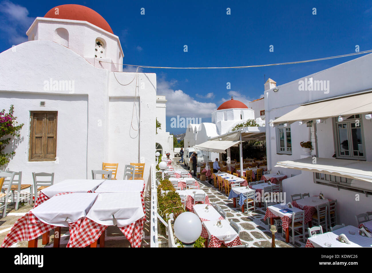 Restaurants und Tavernen Ein einer orthodoxen Kirche in Mykonos-Stadt, Mykonos, Kykladen, aegaeis, Griechenland, Mittelmeer, Europa | Restaurants und t Stockfoto