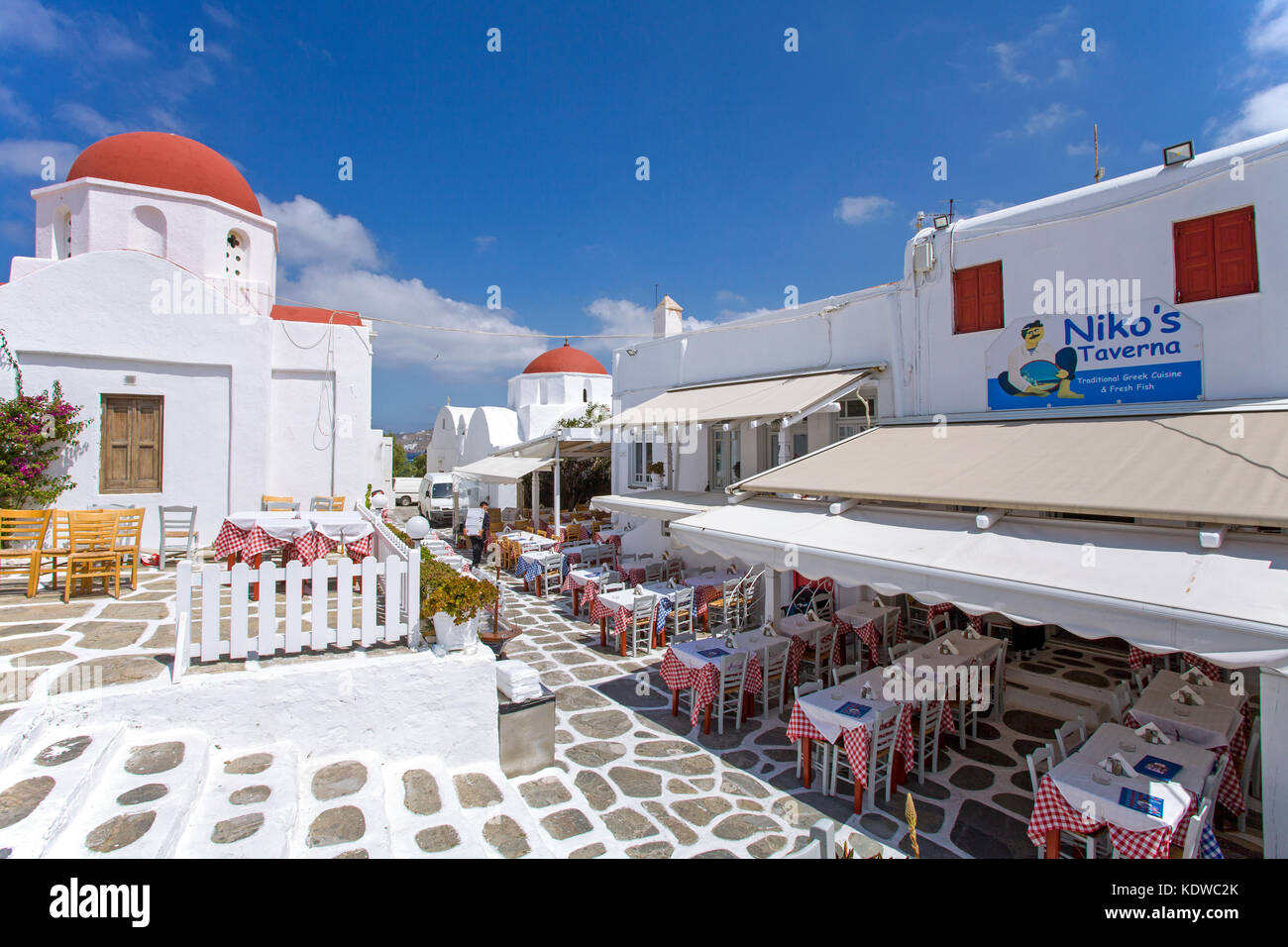 Restaurants und Tavernen Ein einer orthodoxen Kirche in Mykonos-Stadt, Mykonos, Kykladen, aegaeis, Griechenland, Mittelmeer, Europa | Restaurants und t Stockfoto