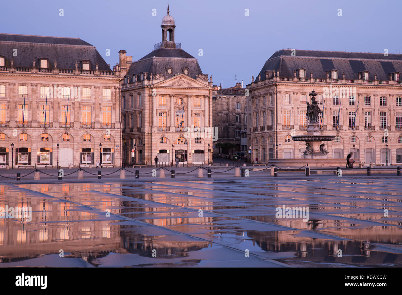 Miroir d'eau in der Morgendämmerung, Place de la Bourse, Bordeaux, Aquitaine neue, Frankreich Stockfoto