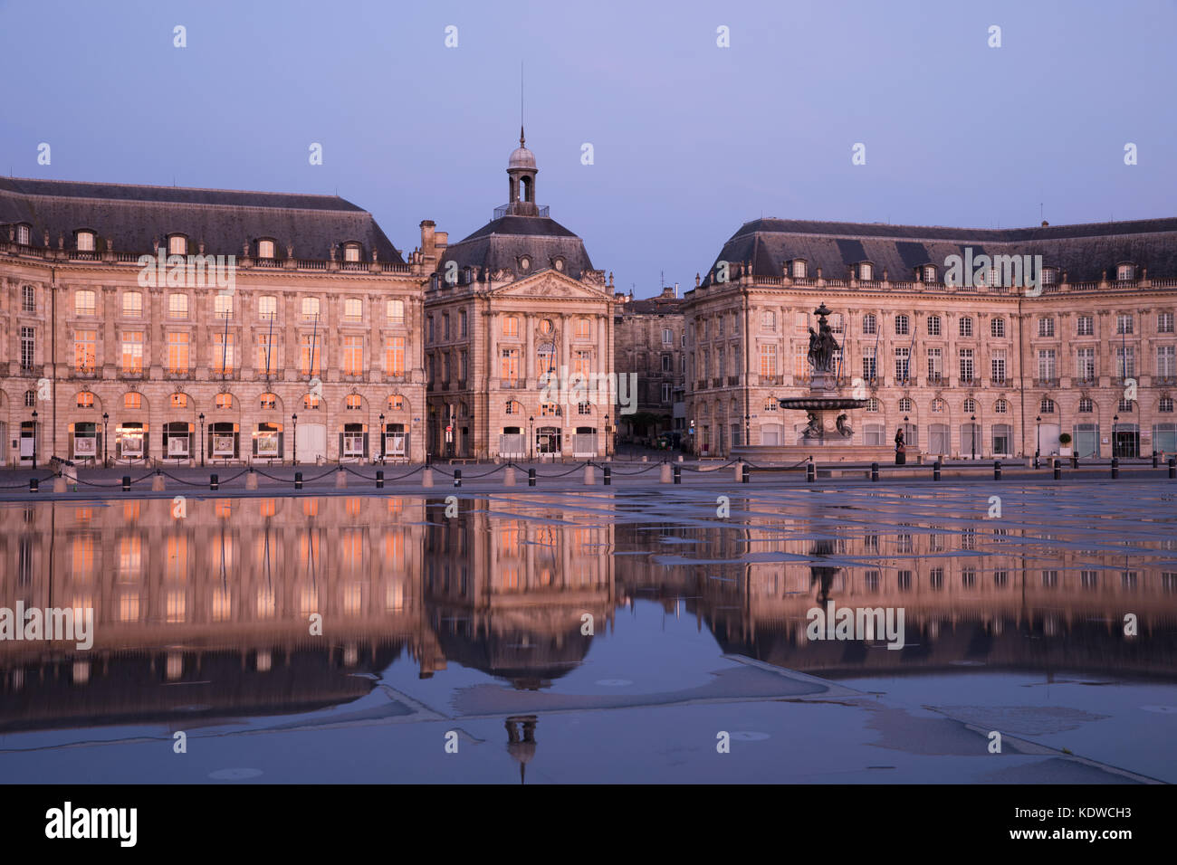 Miroir d'eau in der Morgendämmerung, Place de la Bourse, Bordeaux, Aquitaine neue, Frankreich Stockfoto