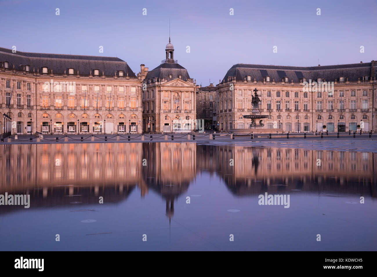 Miroir d'eau in der Morgendämmerung, Place de la Bourse, Bordeaux, Aquitaine neue, Frankreich Stockfoto