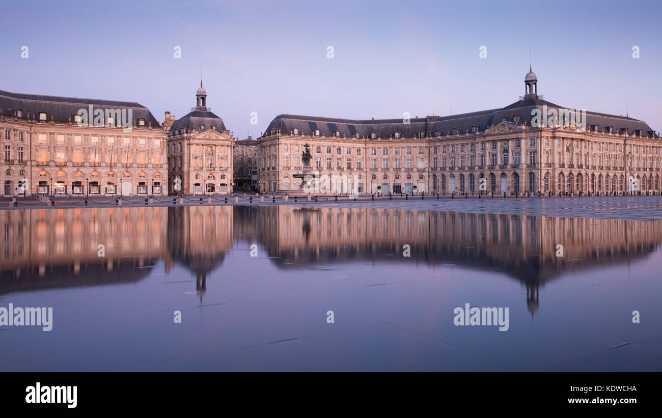 Miroir d'eau in der Morgendämmerung, Place de la Bourse, Bordeaux, Aquitaine neue, Frankreich Stockfoto