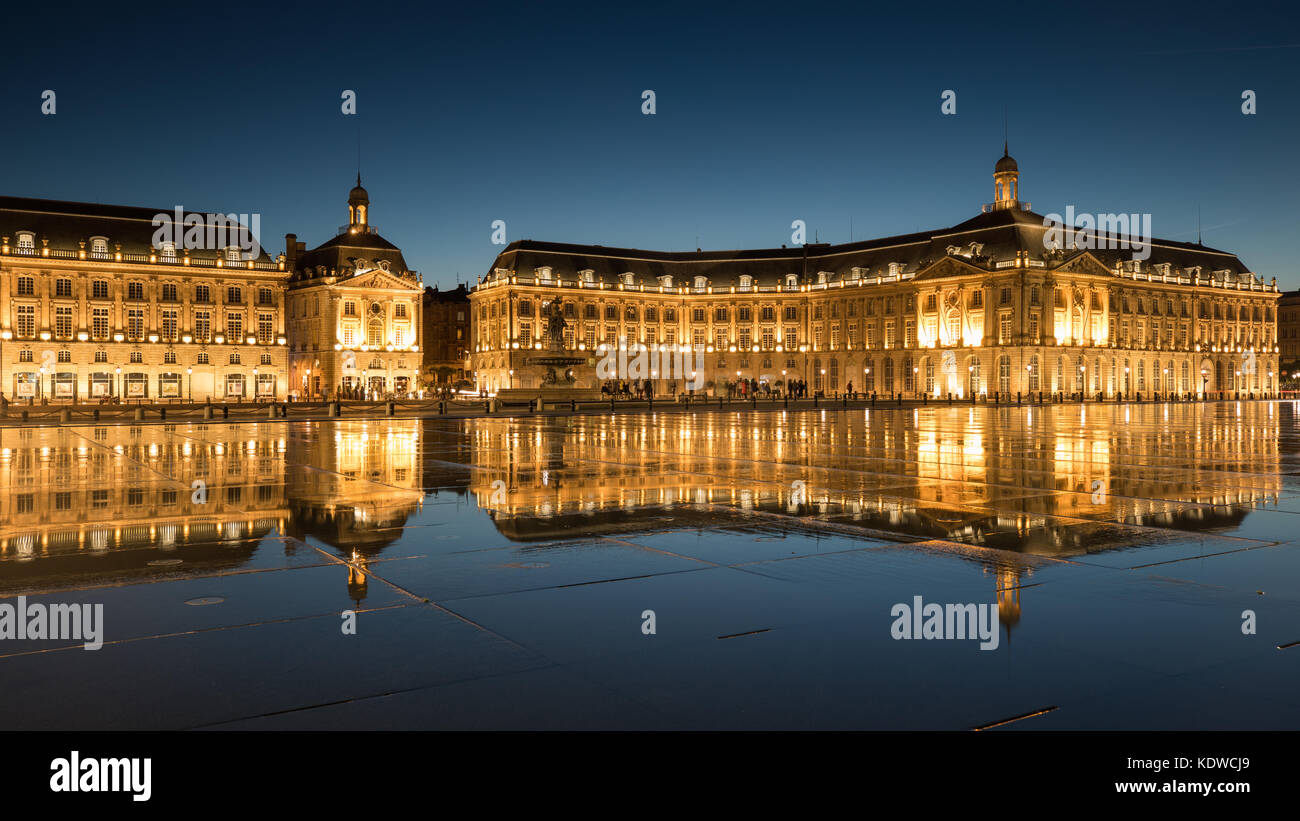 Miroir d'eau in der Dämmerung, Place de la Bourse, Bordeaux, Aquitaine neue, Frankreich Stockfoto