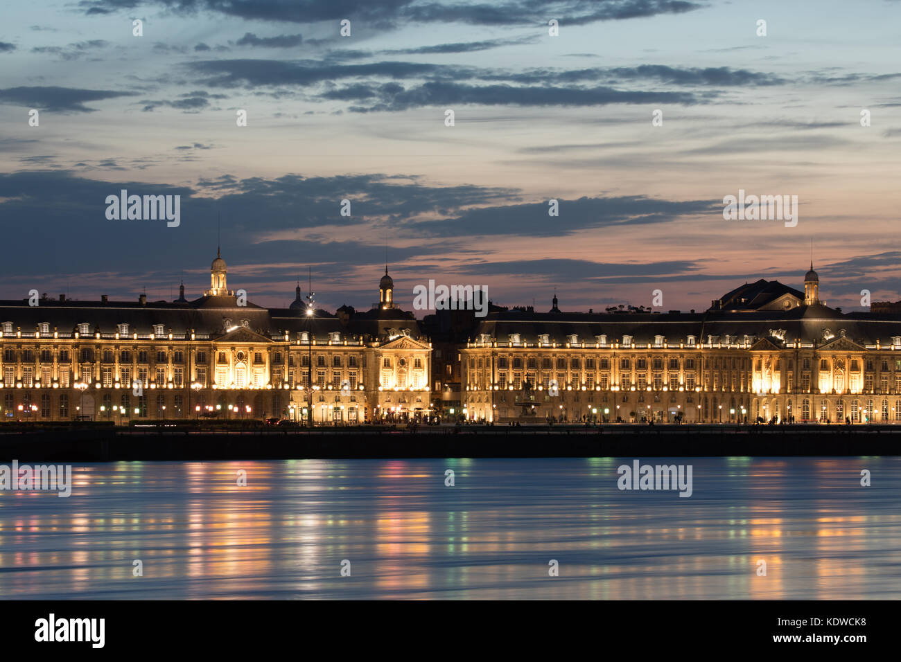 Die Place de la Bourse und den Fluss Garonne in der Dämmerung, Bordeaux, Aquitaine, Frankreich Stockfoto