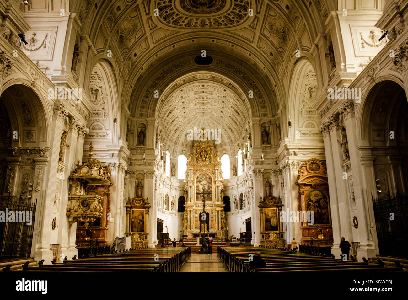 Kirche Innerhalb Munich frauenkirche interior -Fotos und -Bildmaterial in hoher ...