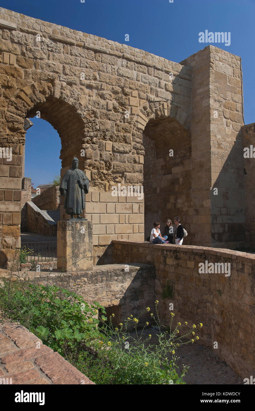 Alten Mauern und Denkmal für den Dichter aben Hazam, Cordoba, Andalusien, Spanien, Europa Stockfoto