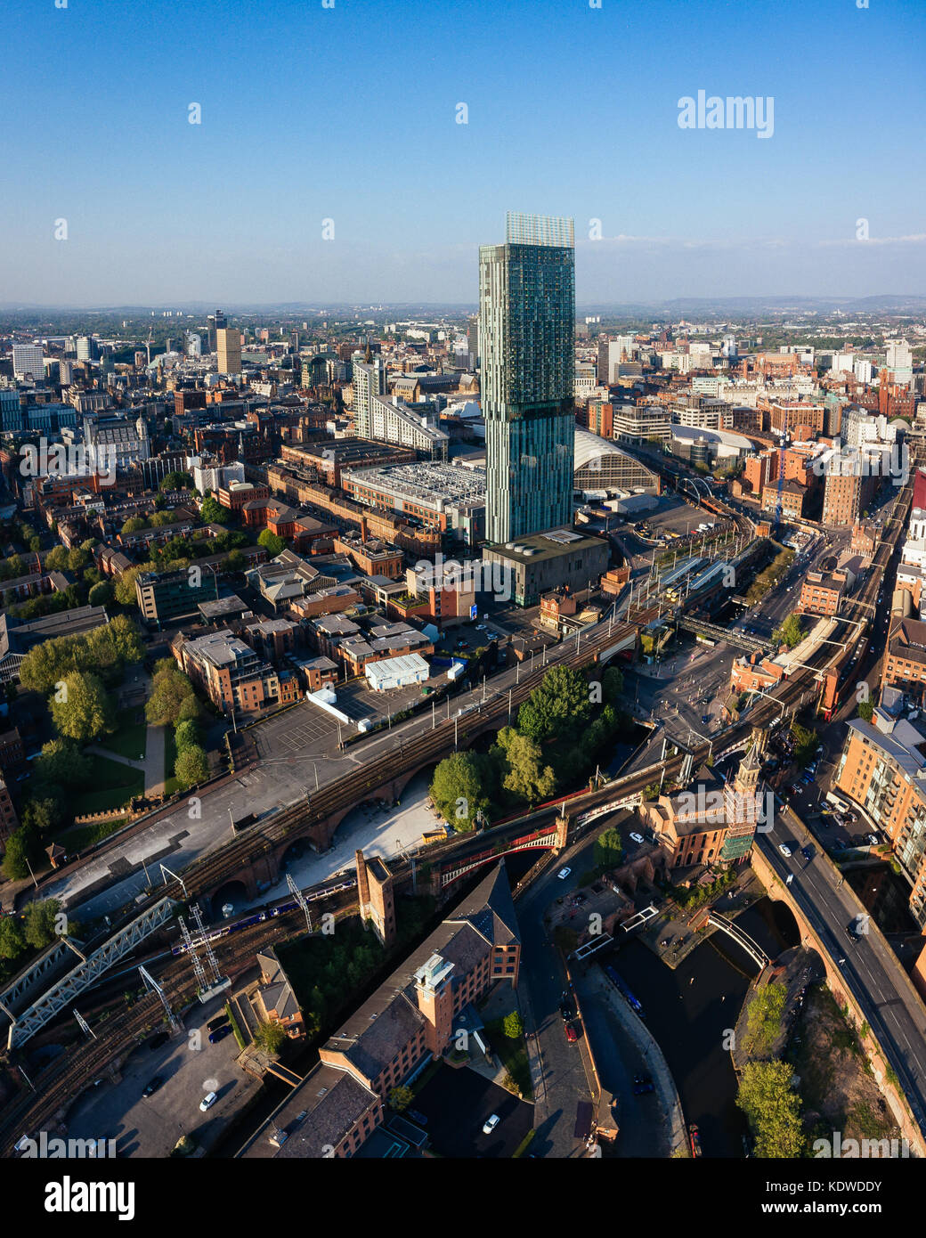 Eine Drohne Blick auf die Skyline von Manchester an einem Sommertag. Stockfoto
