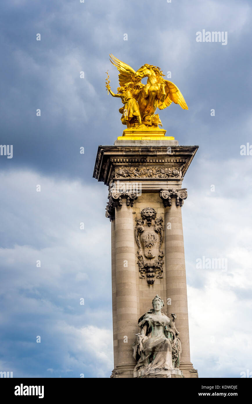 Statuen auf der Pont Alexandre III in Paris Stockfoto