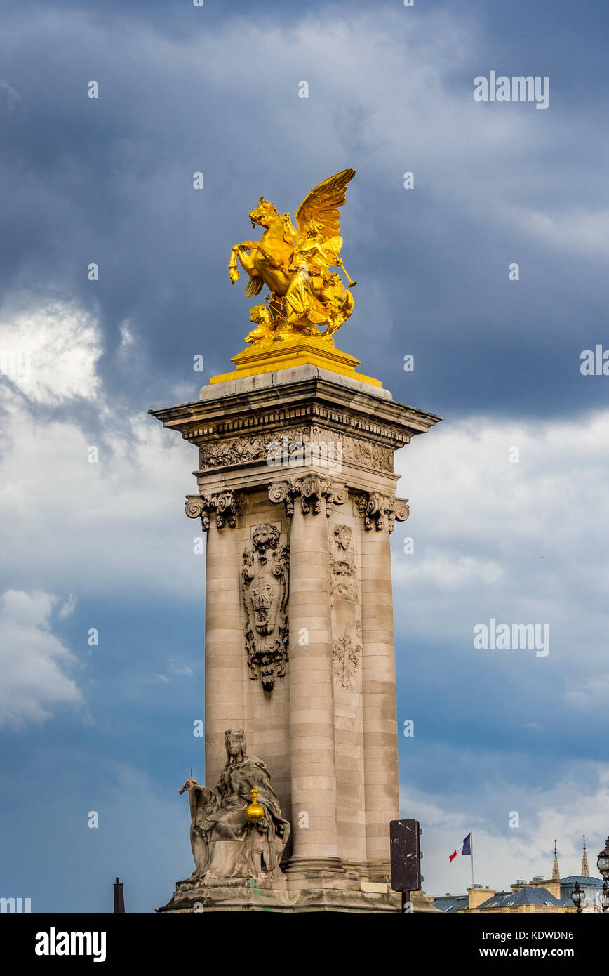 Statuen auf der Pont Alexandre III in Paris Stockfoto