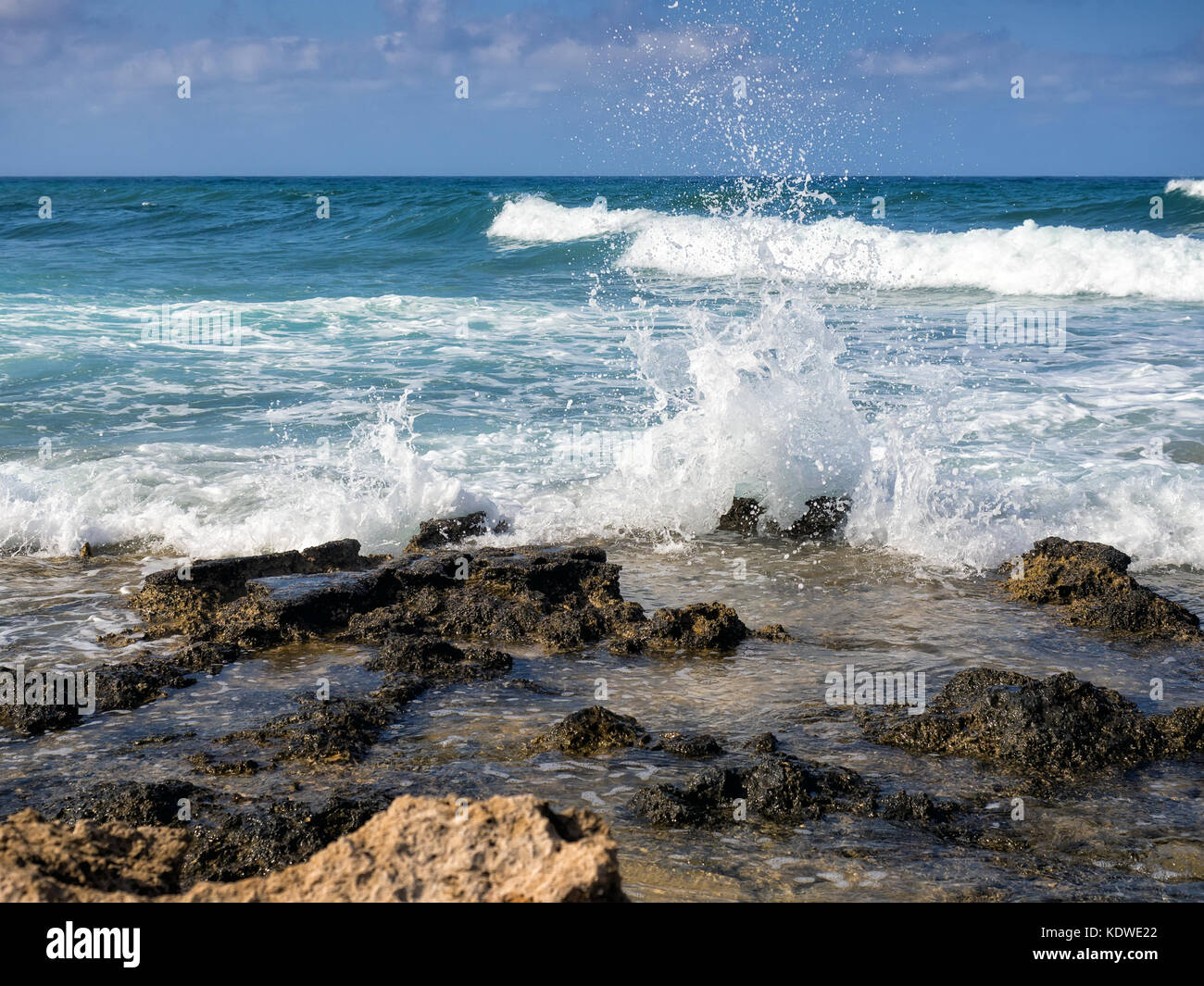 Wave Plantschen im Meer. Paphos, Zypern. Stockfoto