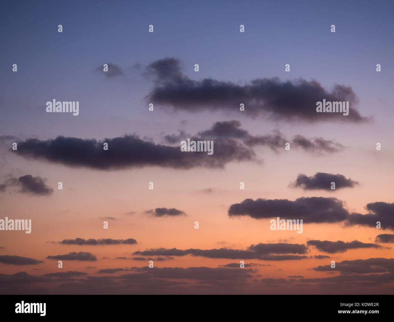 Blick auf dramatische Himmel bei Sonnenuntergang Stockfoto