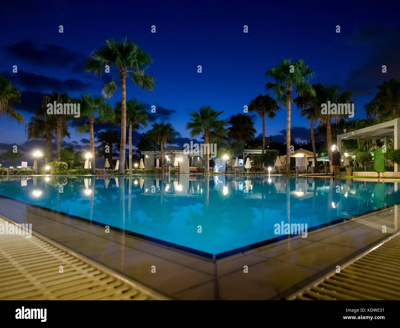 Paphos, Zypern - 18. Juli 2016: aquamare Hotel und Spa Pool bei Nacht Stockfoto