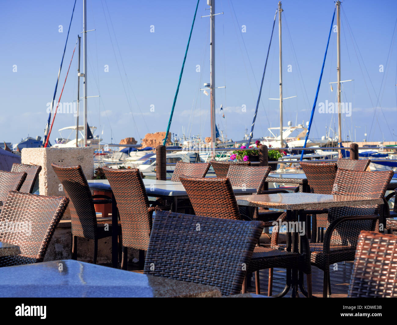 Leeren Hafen Cafe Restaurant in Kato Paphos, Zypern. Juli 2016. geringe Tiefenschärfe. Stockfoto