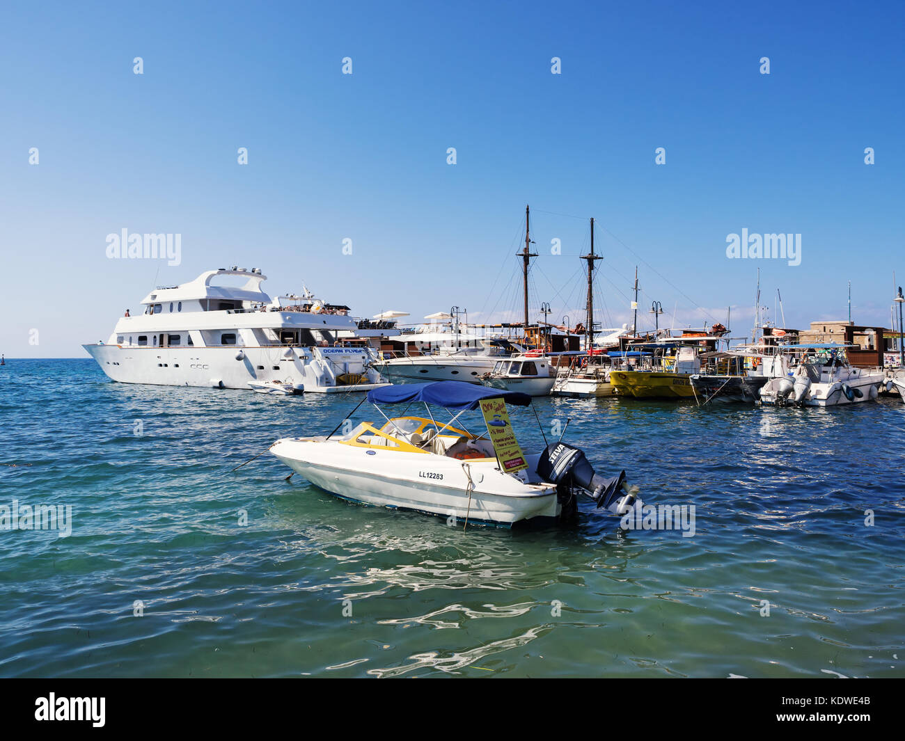 Paphos, Zypern - 19. Juli 2016: angelegte Boote am Hafen Stockfoto