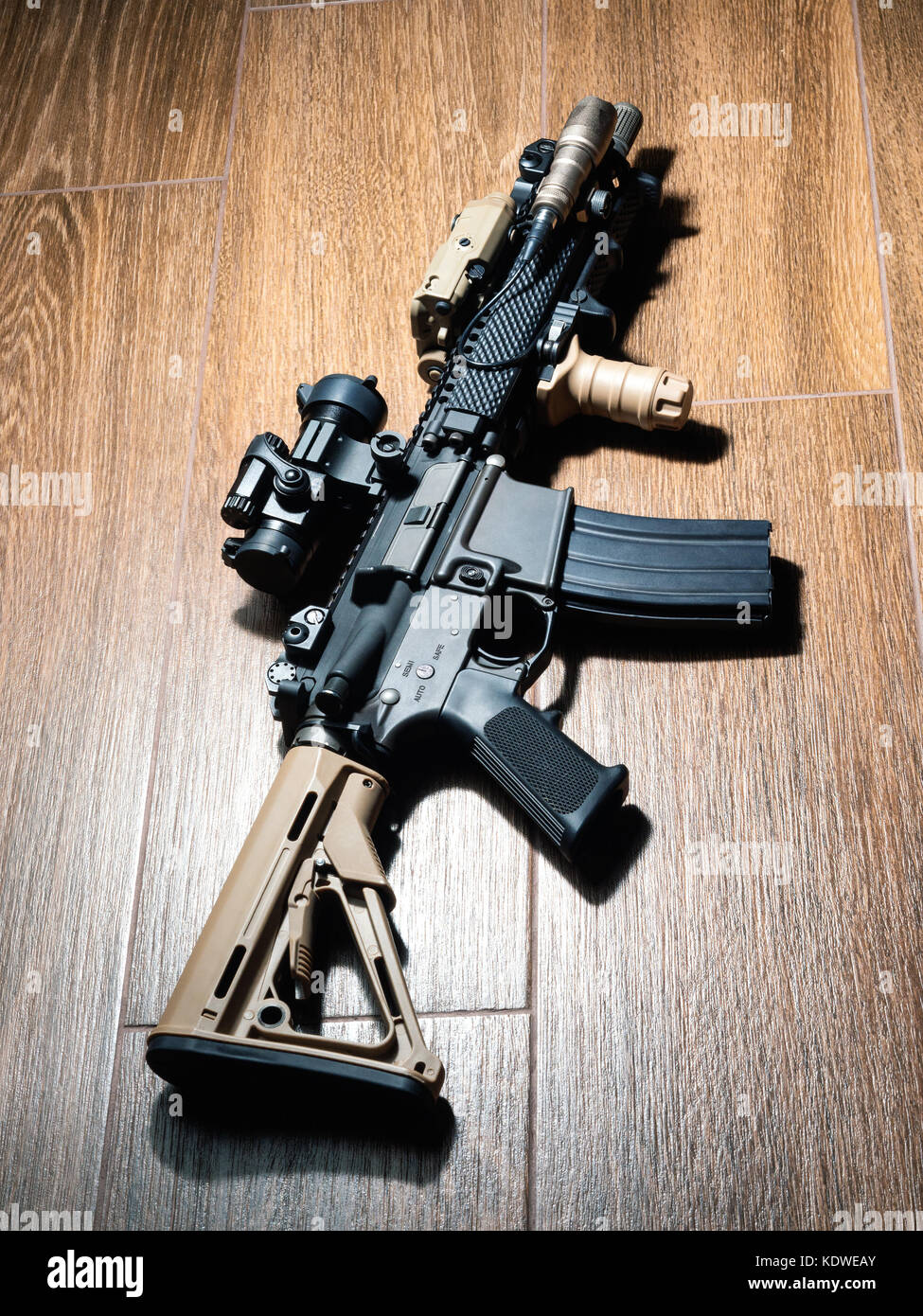 Die schwarze Gewehr: Custom build AR-15-SBR auf Holzboden Stockfoto
