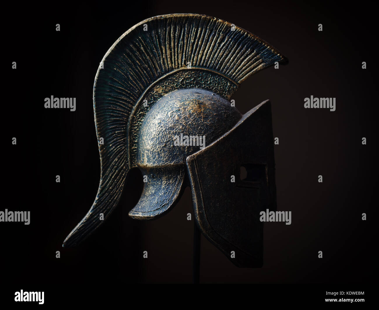 Der griechischen Antike sparta Art Helm in Low Key. Anzeige Modell. Stockfoto
