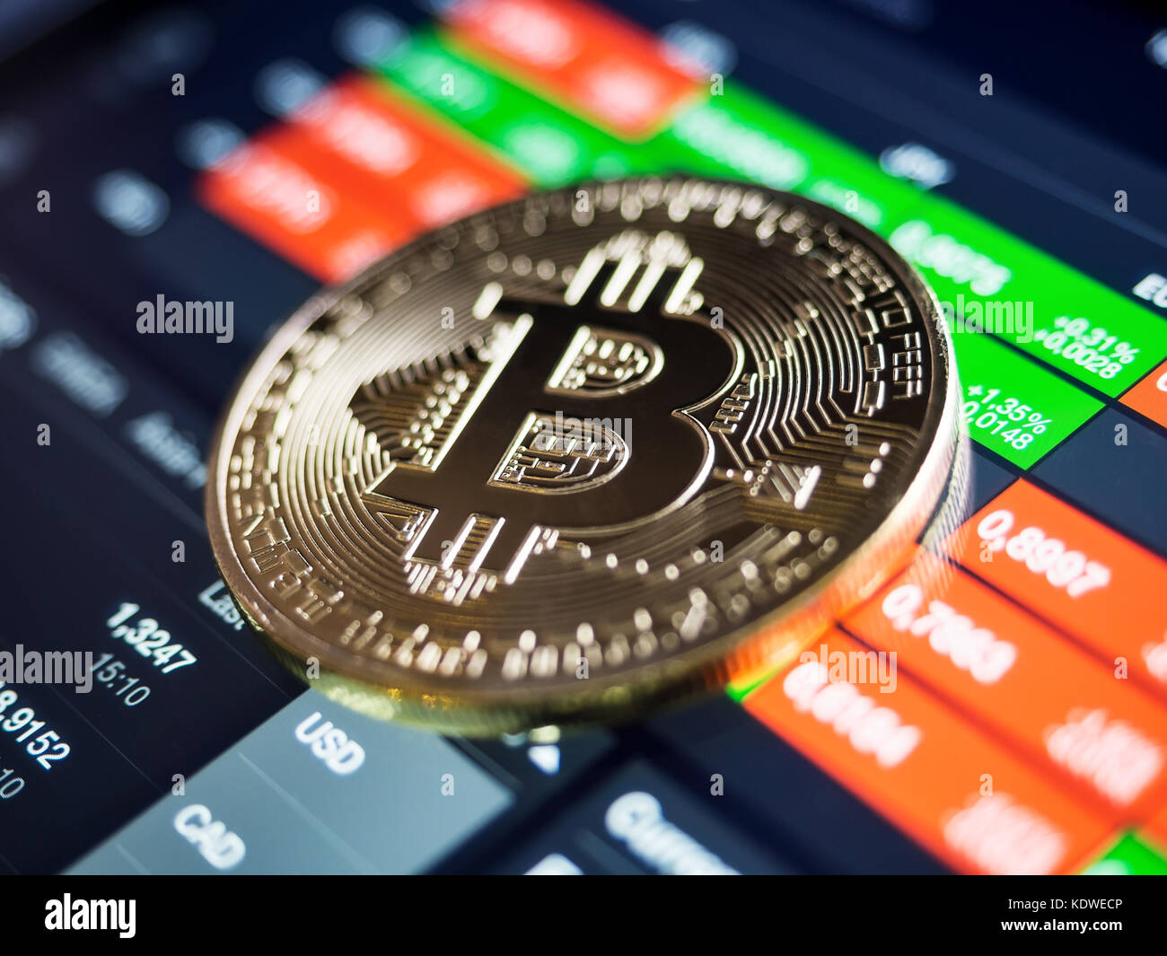 Golden bitcoin Münze gegen digitale Währung chart, geringe Tiefenschärfe Stockfoto