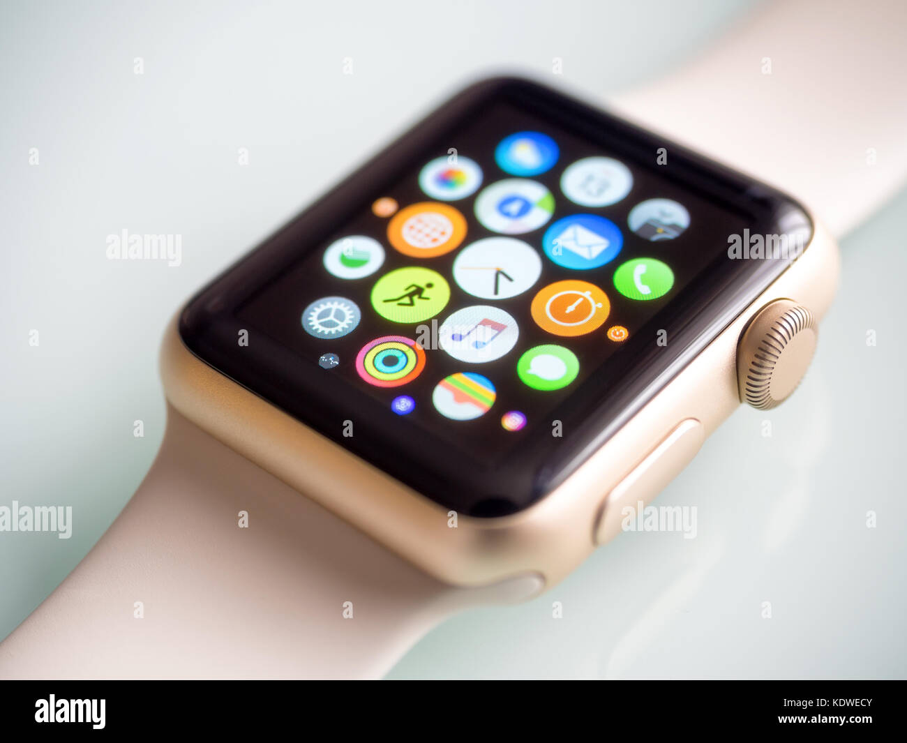 Moskau, Russland - 13. Oktober 2016: Makro der Apple Watch 38 mm Gold mit weißem Sportband, geringe Schärfentiefe Stockfoto