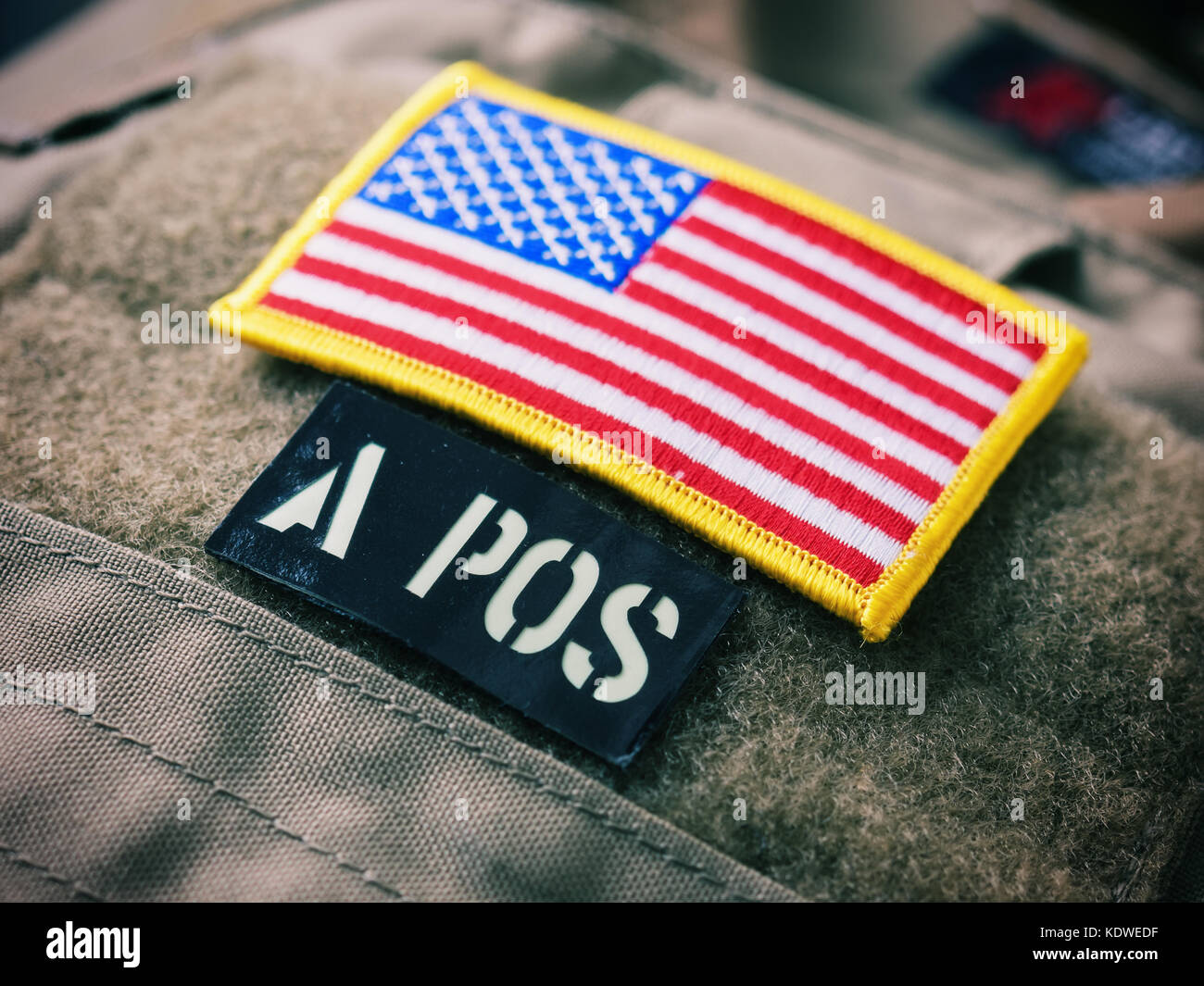 USA-Flagge und Blut Typ Patches auf schusssichere Weste Stockfoto