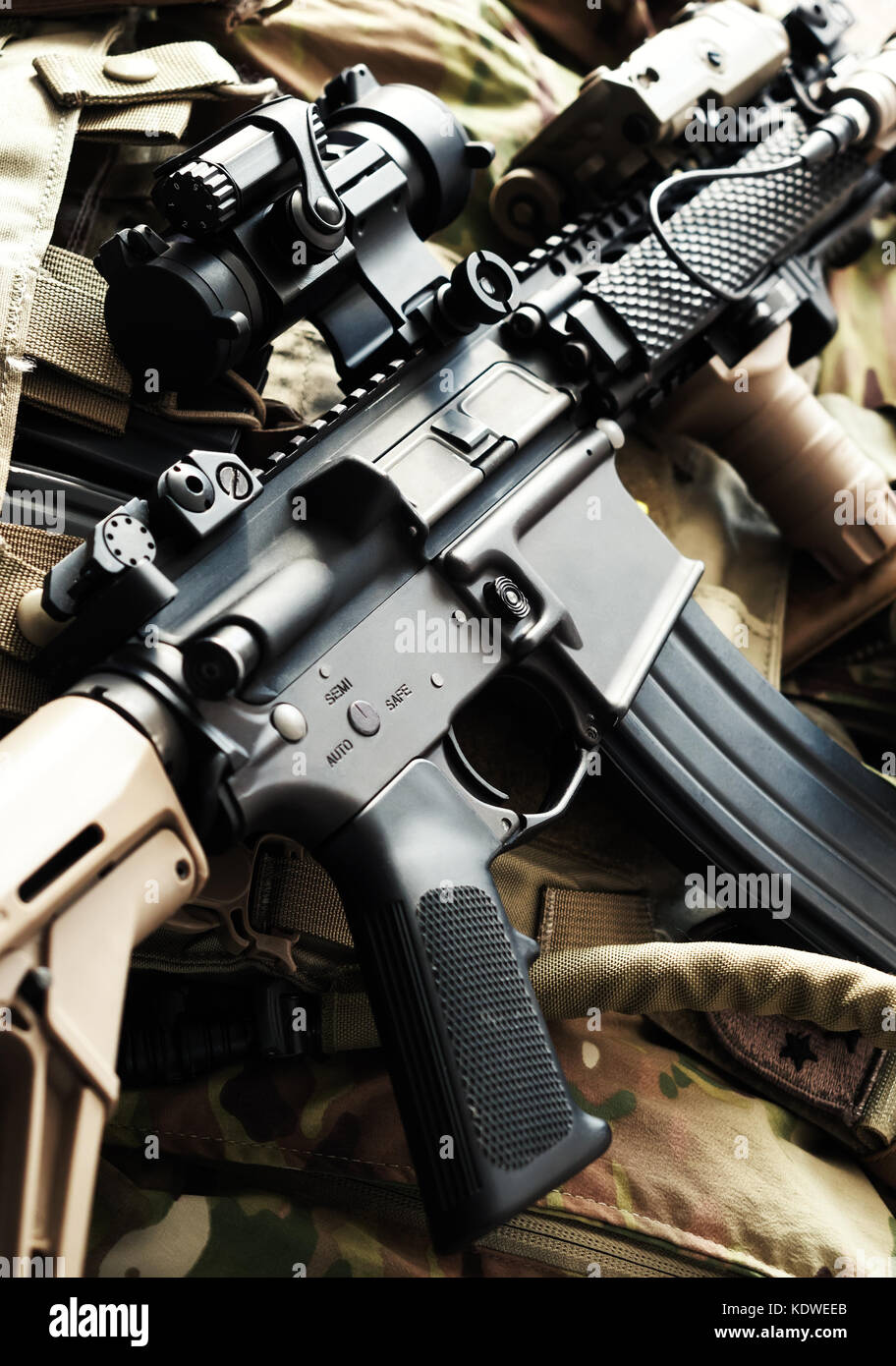 Taktische M4A1 Carbine (AR-15) auf schusssichere Weste Stockfoto