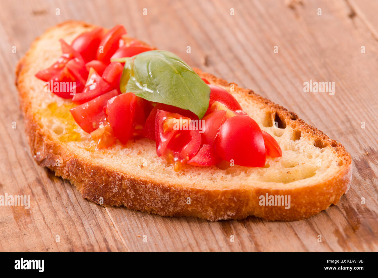 Bruschetta Brot mit Basilikum und gehackten Tomaten. Stockfoto