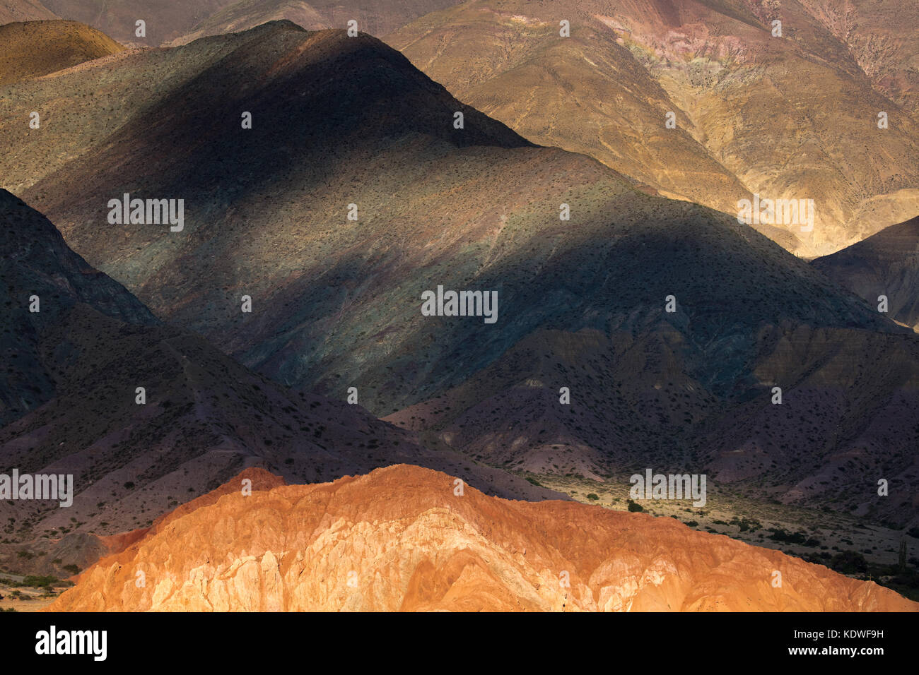 Der Cerro de Siete colores (Berg der sieben Farben) in purmamarca, Quebrada de humahuacha, Provinz Jujuy, Argentinien Stockfoto