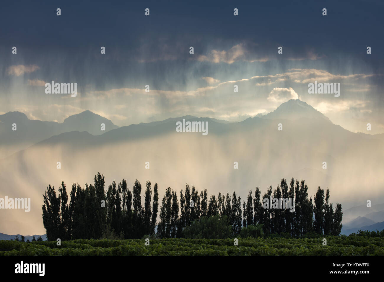 Duschen über die Anden von der Uco Tal nr Tupungato, Mendoza, Provinz, Argentinien Stockfoto
