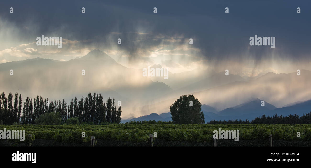 Duschen über die Anden von den Weinbergen der Uco Tal nr Tupungato, Mendoza, Provinz, Argentinien Stockfoto
